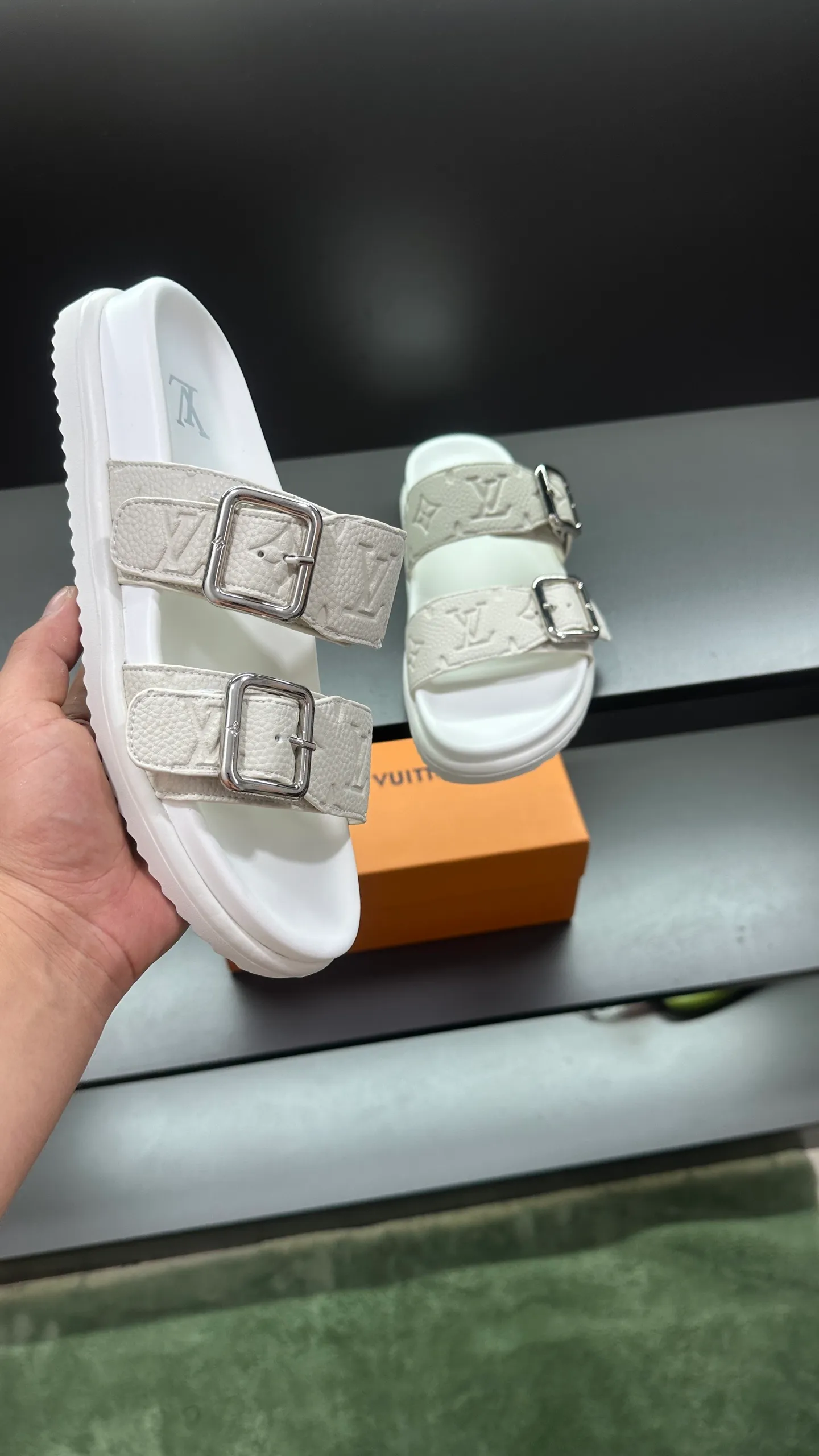 P320 🔍Top purchasing agent LV men's spring and summer slippers counter synchronized. The uppers are made of cowhide fabric imported from Italy, with logo graphics and high-quality craftsmanship. The soles are: original soles specially provided by the original factory. Exclusive molded soles are super comfortable. Original factory follow-up orders. 🔍🔍High quality. You can enter and exit the counter at will. Welcome to compare. Size 38-45